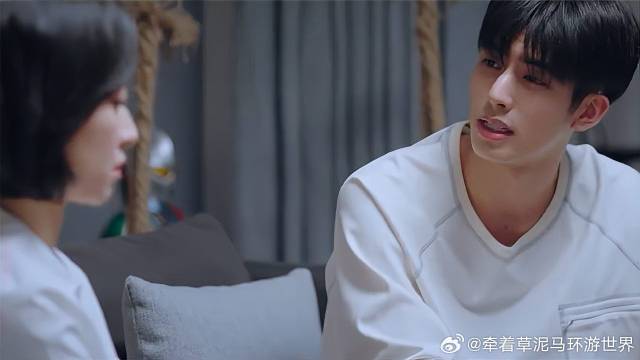 女主管承认喜欢小鲜肉，却不敢公之于众，小鲜肉心里苦！