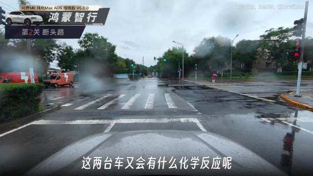 断头路前问界M6果断掉头，特斯拉FSD原地等待