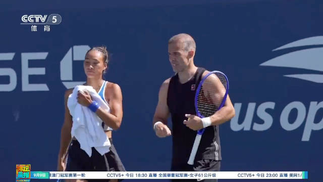 郑钦文专项训练发接发，胜斯瓦泰克后加练回应球迷