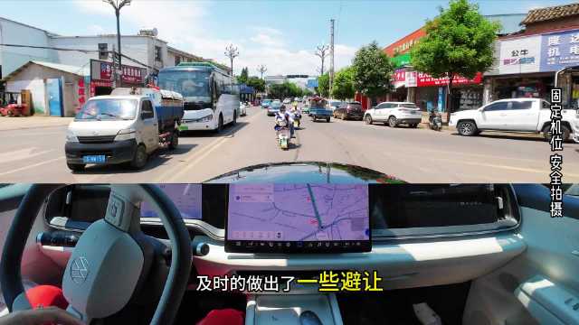大众智驾开进菜市场窄路，从容会车行人电瓶车