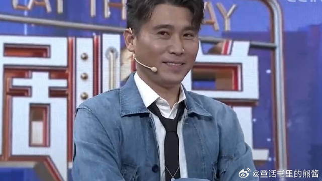 这还是李乃文吗？玩你比划我猜的游戏，轻松答完节目组所有的题