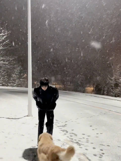 毛茸茸的自行车和宋威龙在雪天里，俩可爱鬼