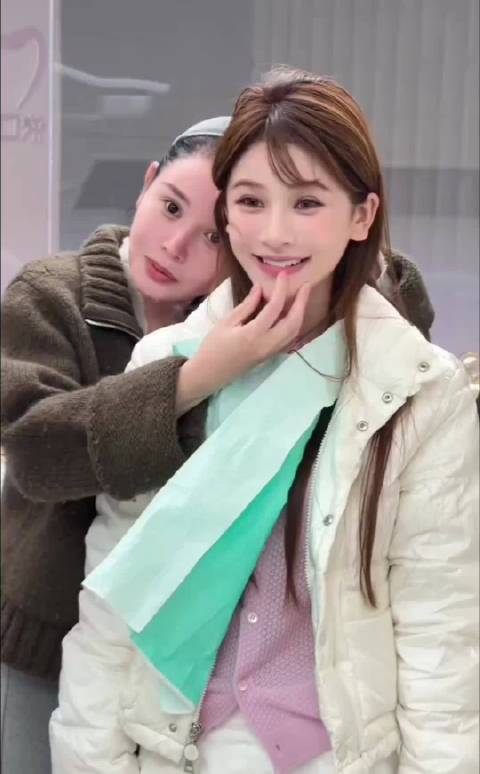 女生练习“baby”笑，真的好像啊，有早期Angelababy那味了！