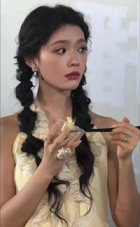 镜头前的林允丝毫不做作，并没有刻意细嚼慢咽！
