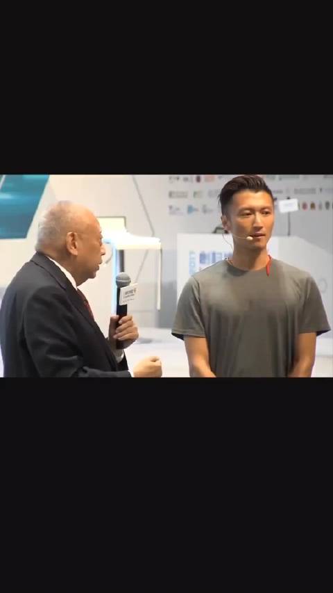 董建华：想成功向霆锋学习，霆锋是每个年轻人的榜样！