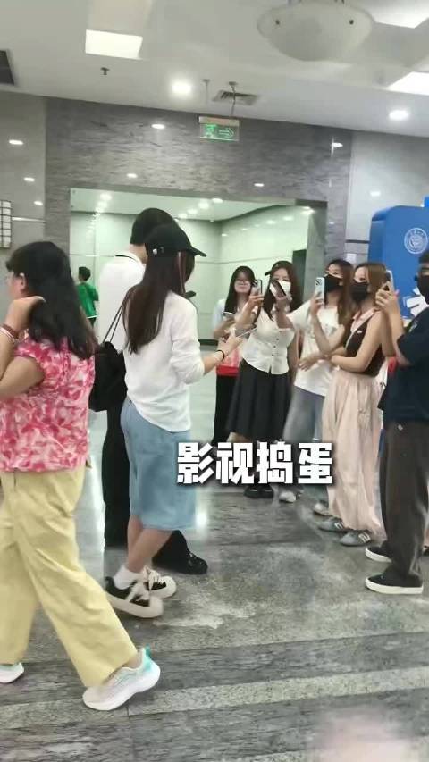 一开学就被围着当景点了……心疼大官人