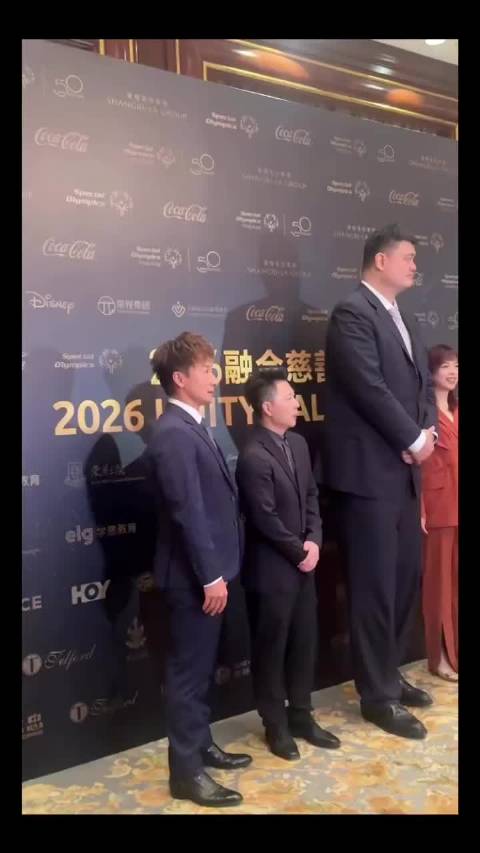 方力申晒与姚明李小鹏合影，调侃站其旁变矮人