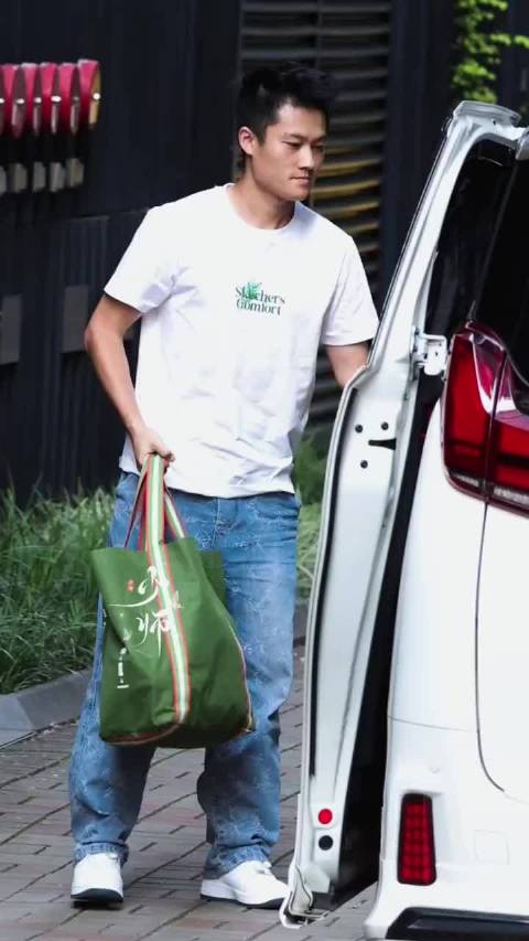 成毅上班穿清爽男大，狩谎拍摄顺利