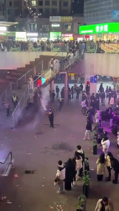 一男子在商场广场放烟花，看见帽子叔叔撒腿就跑，上演速度与激情