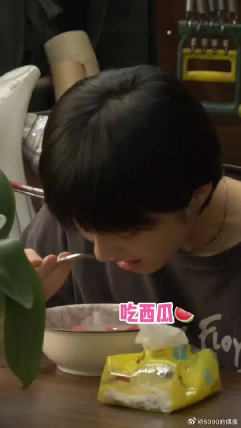 这场只需要吃西瓜的戏，可能是妹妹拍得最开心的一场戏了
