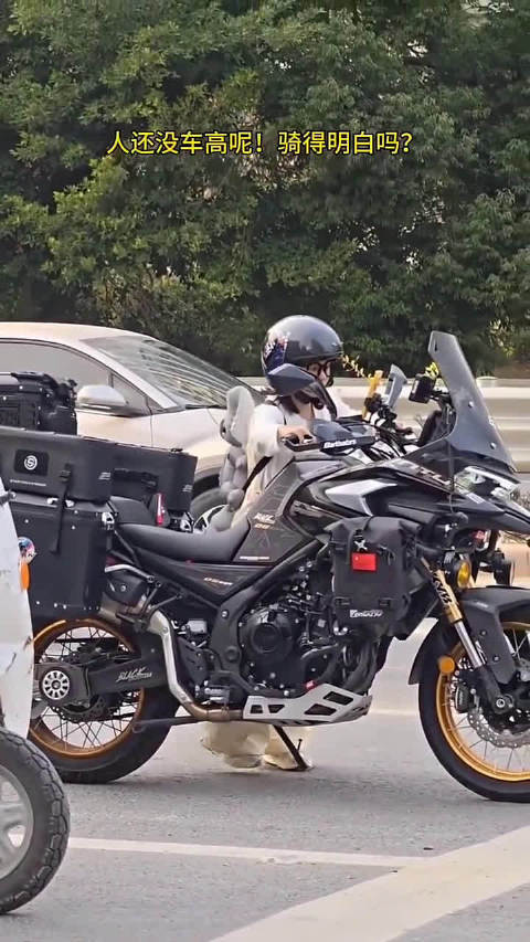 科技感十足的摩托车，炫酷的骑行装备，带你看遍风景