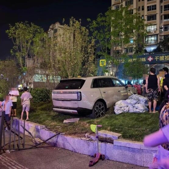 新车发布次日首撞？小米凌晨紧急发声：一位客户试驾途中因紧张将油门当刹车误踩，意外驶出车道，无人受伤