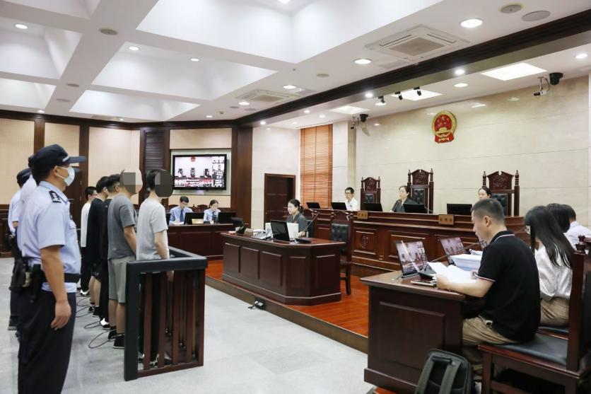 游戏大厂前员工，“越狱”AI大模型后生成淫秽内容，六人被判刑