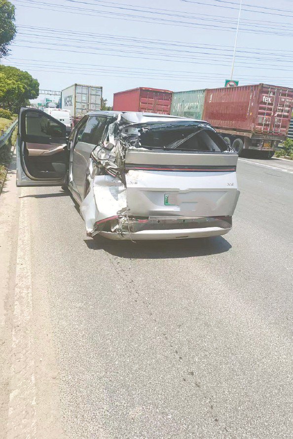 “智驾系统”自主变道  高速公路上遭遇追尾