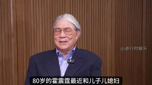 80岁霍震霆带全家游新疆，主动让C位给郭晶晶爸爸