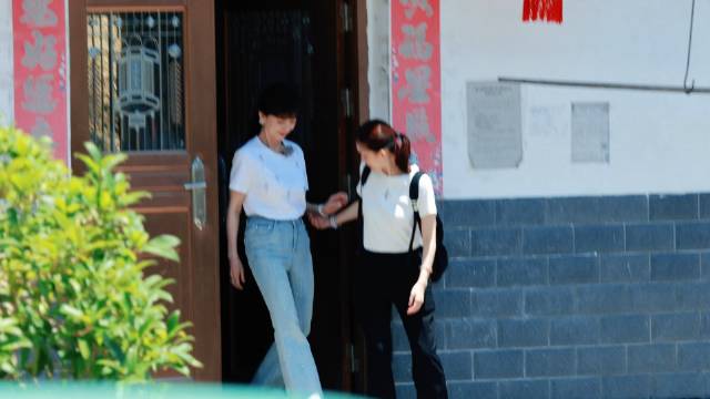 赵雅芝入场互动，摸头打乒乓拉手，粉丝称羡慕小孩