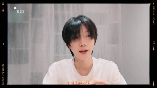 看到这里的时候一下子先被后面的电影海报“绿皮书”吸引