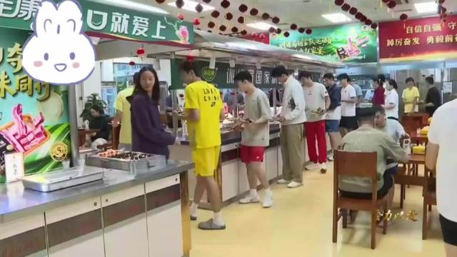 出现！在食堂的顺顺～ 乖乖吃饭饭的好宝宝 cr.见