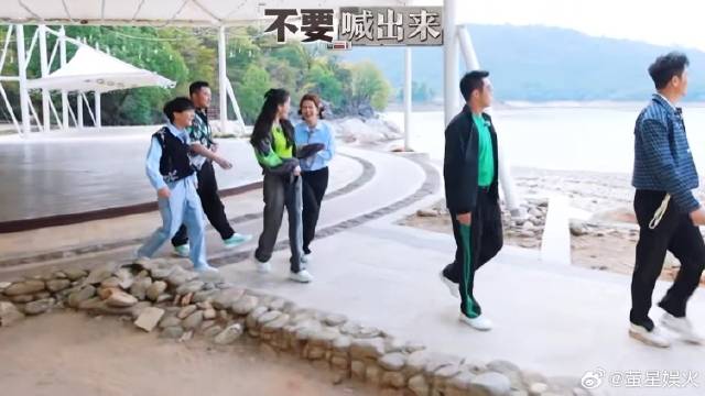 杨颖直接当众喊白鹿应援口号，急的白鹿差点捂嘴，太丢人丨奔跑吧