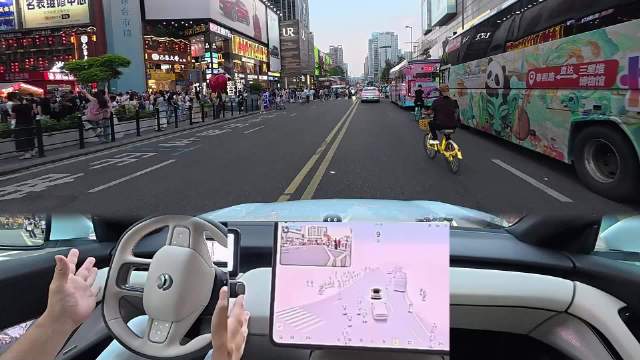 蔚来ET5在成都老式转盘立交桥展现智能驾驶丝滑操作