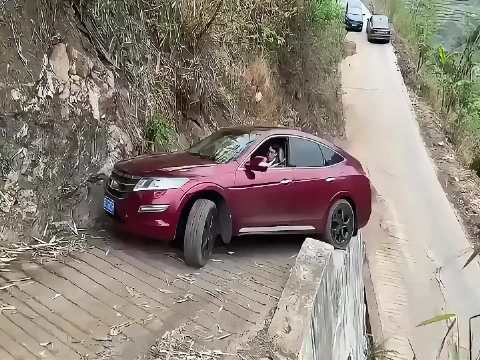 当你觉得自己是专业的老司机时，请看这一段视频