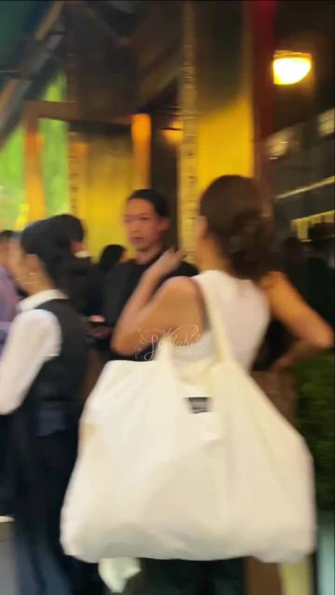 高圆圆与麦瑟尔夫人秀场相遇热聊合影