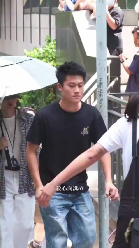 成毅上班被伞绊住，自嘲每天都觉得自己好呆萌