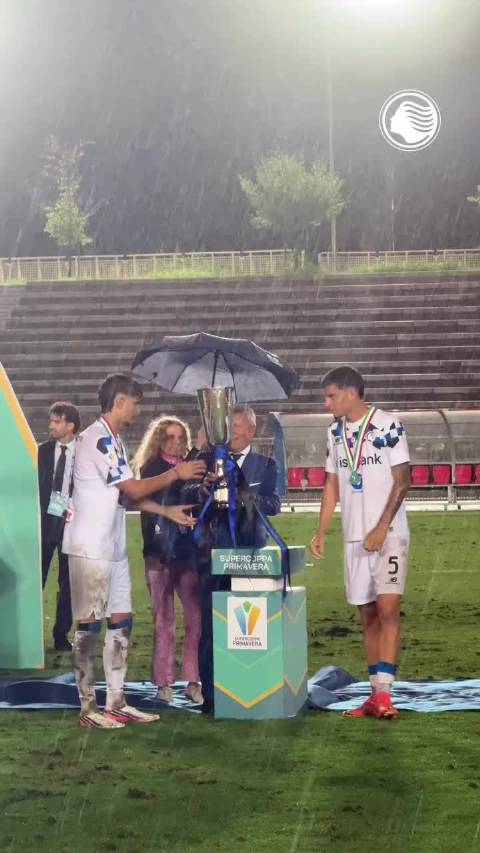 我们是冠军！ 大雨也浇不灭的喜悦