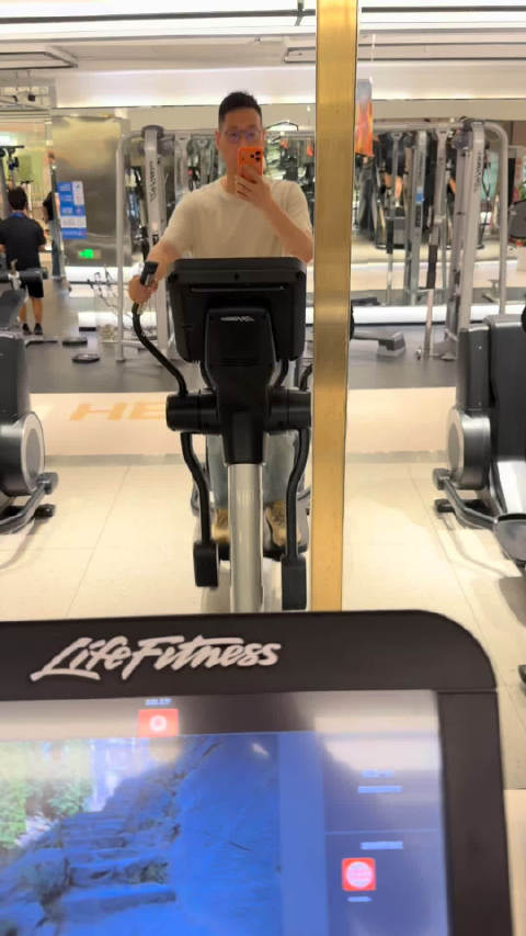 下午把健身卡续上了 以后每天抽出来2小时锻炼一下 把车送进洗车房精洗了一下…