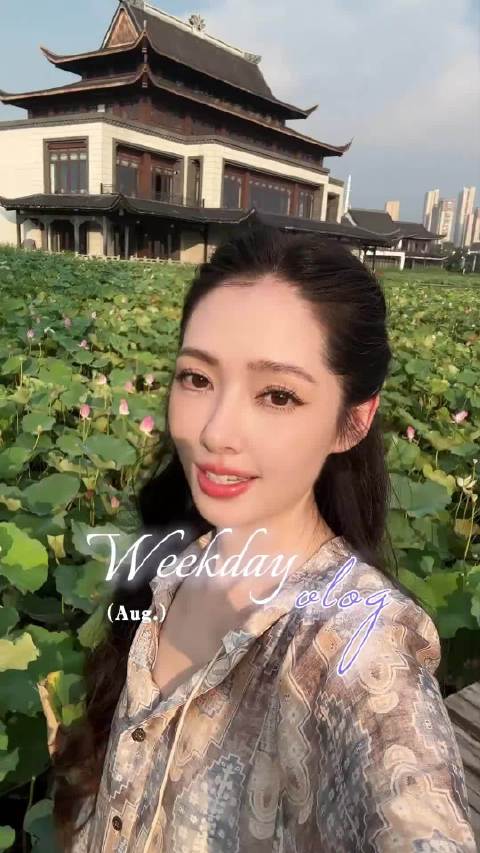郭碧婷往荷花池里一站，瞬间又想起《小时代》里的南湘了