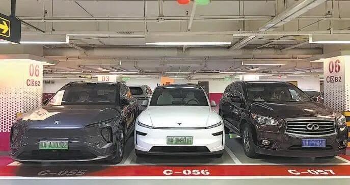 “车能停进车位，人却出不来”，众多车主停车遭遇 “开门难”！新能源车为何越造越大？