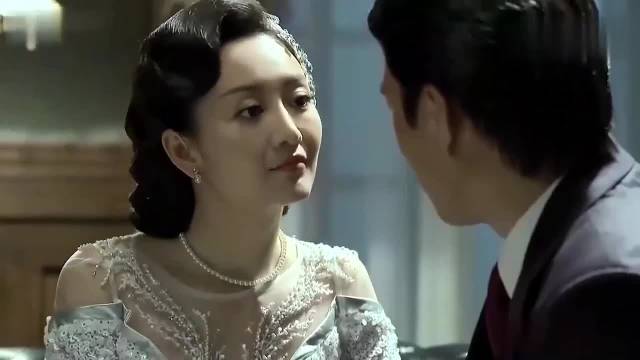 伪装者：明楼正要亲，不料房门突然打开，明楼吓得立马掏出枪！