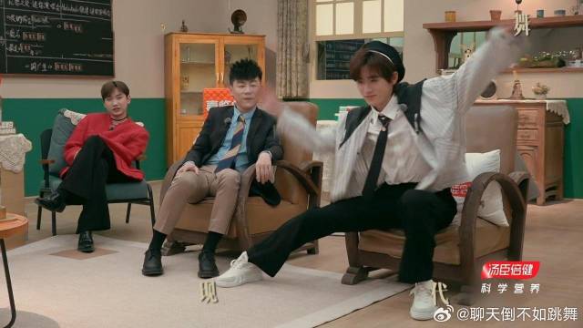 孙楠不在宋亚轩彻底放飞 手舞足蹈坐都坐不住，解放天性！