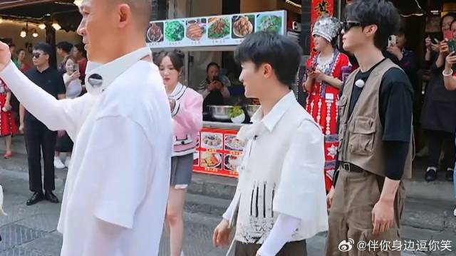 聂远真不会当卧底，直接怼着周深的脸拍，差点就被发现了丨奔跑吧
