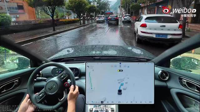 云南盐津，网友戏称的“一线城市”，整座城嵌在两山夹一河之间…