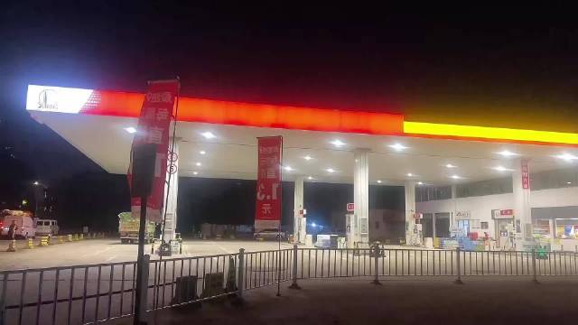 中石化加速转型建充电站，加油冷清充电繁忙