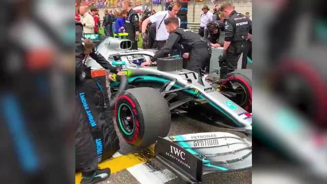 科学知识科普：F1赛车轮胎上为什么要套个“电热毯”？原来有着大作用！