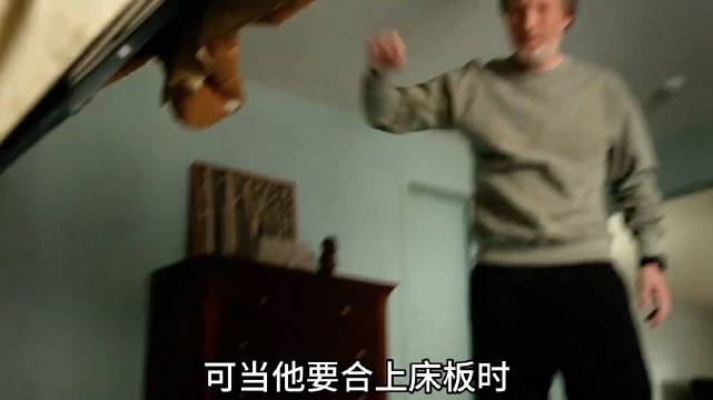 男人不小心被锁进床里，竟意外撞破女友给他带绿帽