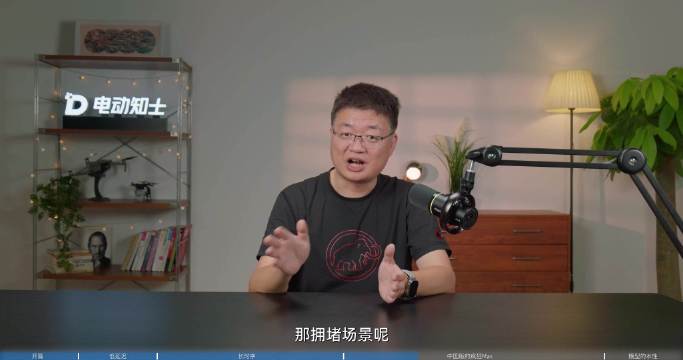 小鹏第二代VLA上演老司机式博弈，拥堵车流精准卡位丝滑汇入