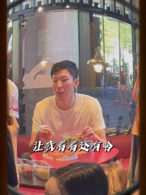 都知道周琦和鸡蛋灌饼的梗，这一次周琦亲自下厨做“饼”…