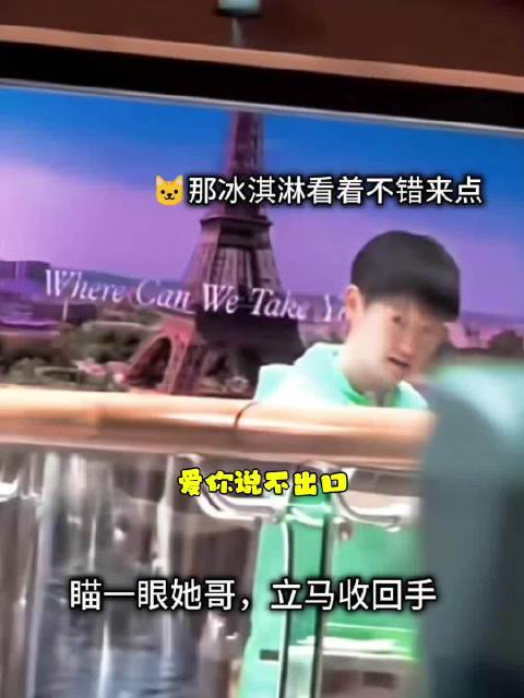 一个看眼色一个死死盯着 头头也就这个时候地位高点