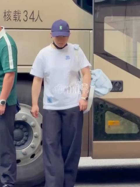 孙颖莎捕捉到一只打哈欠的莎莎~ 要好好休息啊