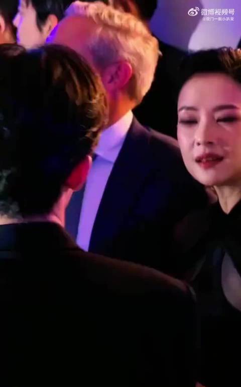 章子怡面相变柔和，章子怡易烊千玺内场聊天，豪门姐弟既视感啊