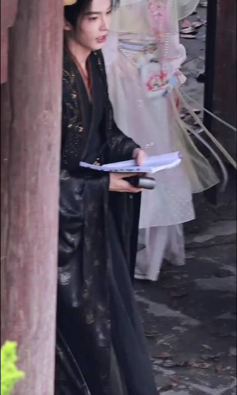 何与《千夜奇谭》今日摄路透来了，来看看这套黑色戏服造型如何吧