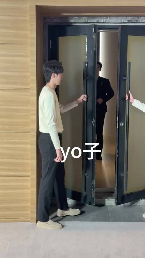 易烊千玺进场步伐展现高级贵公子气质