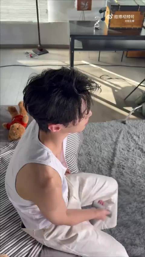 属于夏日的少年画面，何与一身休闲，白背心勾勒手臂线条，松弛帅气格外圈粉