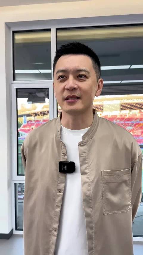 杨鸣坐镇东北超解说席：“其实我是个足球迷”