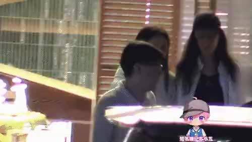 八卦媒体拍到高露与老公一起参加朋友聚会，聚会结束后一起回家