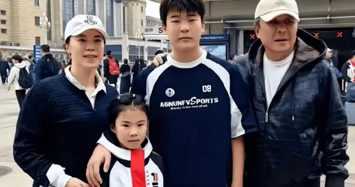 王楠一家近照，她成内蒙主帅，身家过亿，女儿冲国家队，人生赢家