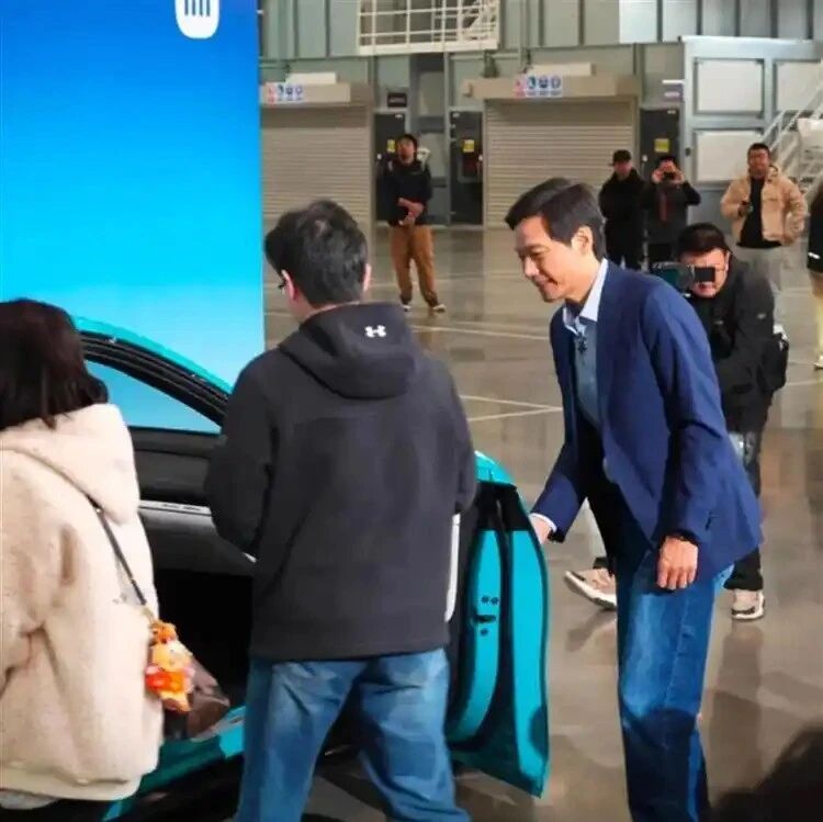 小米澎程明天全国交付，雷军又去哪儿“开车门”？引发热议